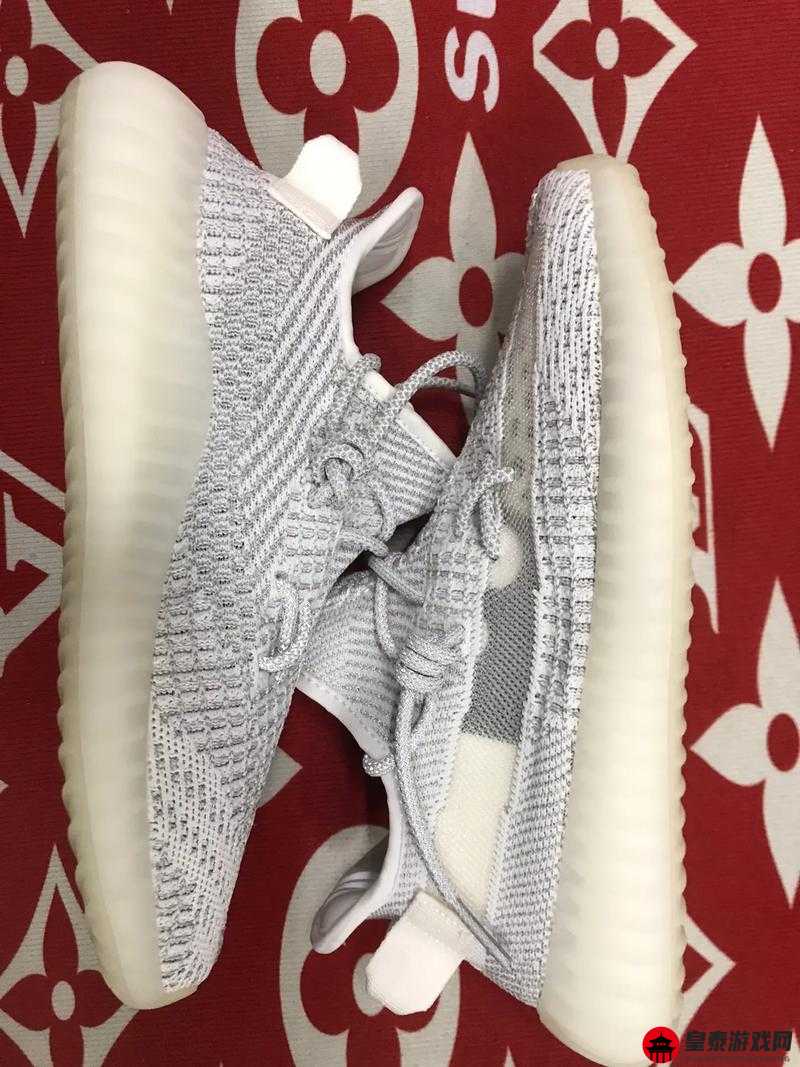 YEEZY 蜜桃满天星，官网售价 7299 元